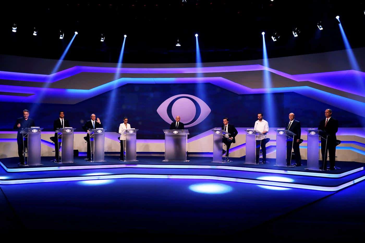 Candidatos à presidência do Brasil juntos em debate decisivo