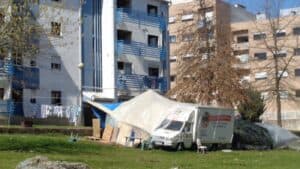 Três famílias acampadas no Bairro das Enguardas há semanas