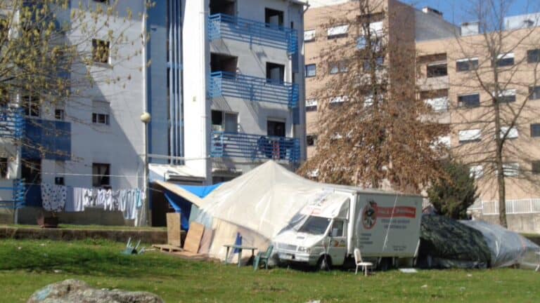 Três famílias acampadas no Bairro das Enguardas há semanas
