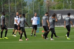 Mikel falha jogo com Jeunesse Esch; Joseph em dúvida