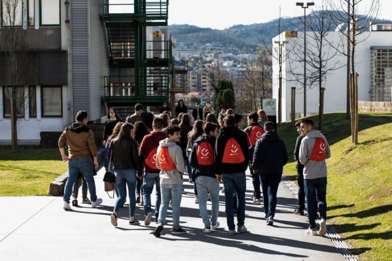 Bancos recusam empréstimos a estudantes cujo fiador é o Estado