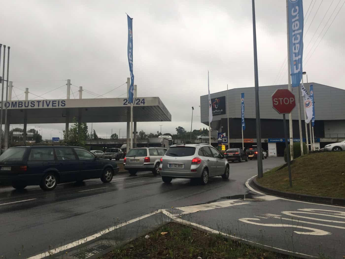 Preço dos combustíveis baixa 4 cêntimos 2ª feira