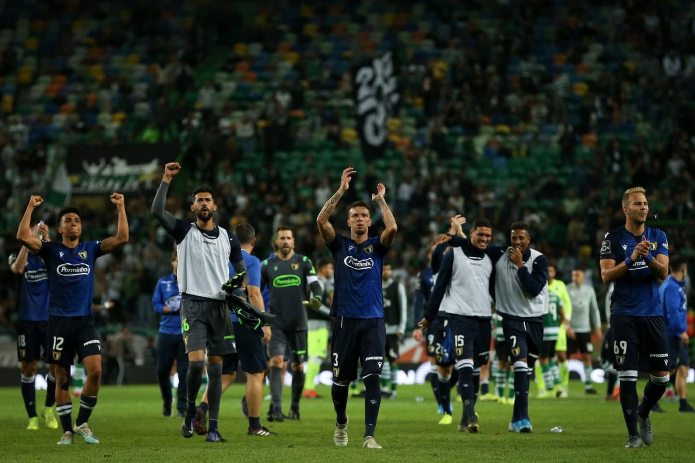 Famalicão tomba Sporting e continua no topo da tabela