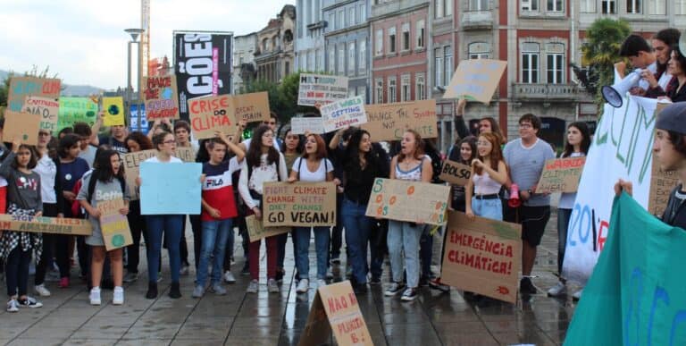 Cerca de 200 pessoas pedem "justiça climática" em Braga