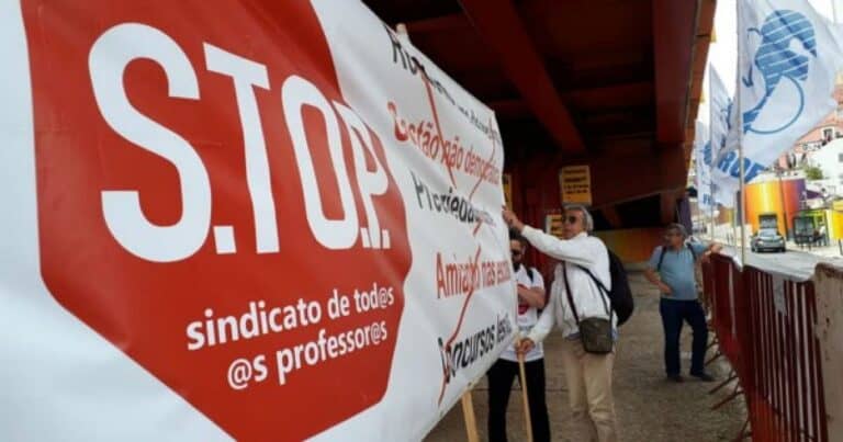 S.TO.P. entrega pré-aviso de greve nacional de professores