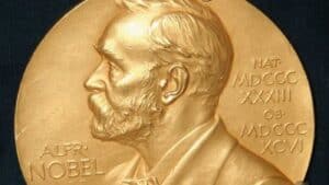 Nobel da Economia para trabalho que estuda o alívio da pobreza 