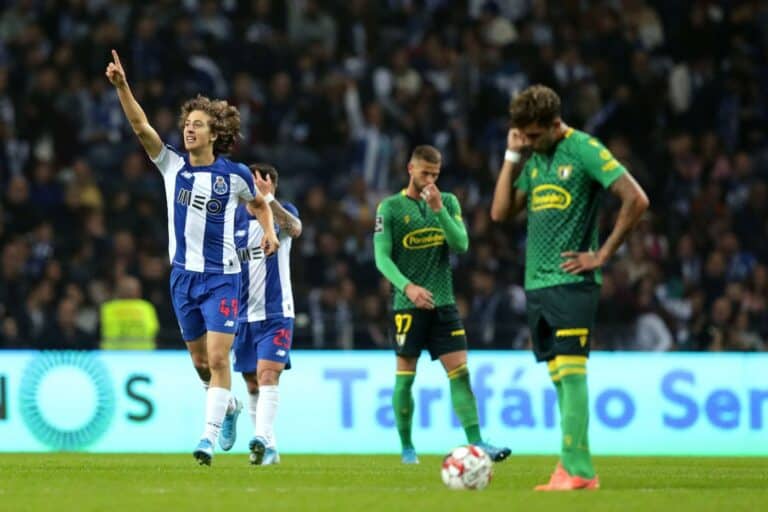 Famalicão perde liderança no Dragão