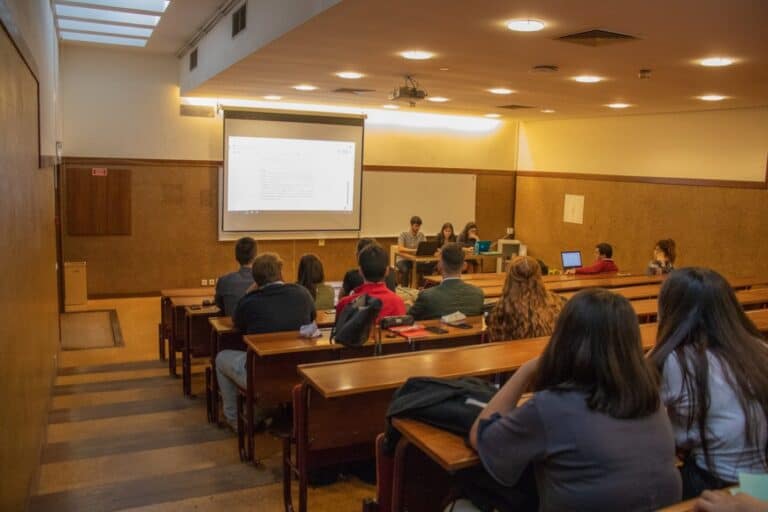 Estudantes discutem proposta de alteração aos estatutos da AAUM