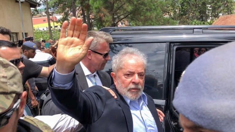 Juiz ordena libertação imediata de Lula da Silva