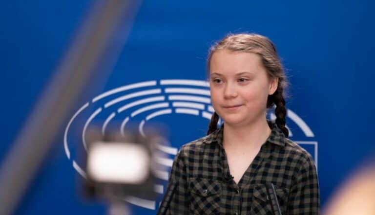 Deputados aprovam convite a Greta Thunberg para discursar no parlamento