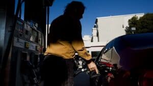 Preços dos combustíveis regressam às quedas