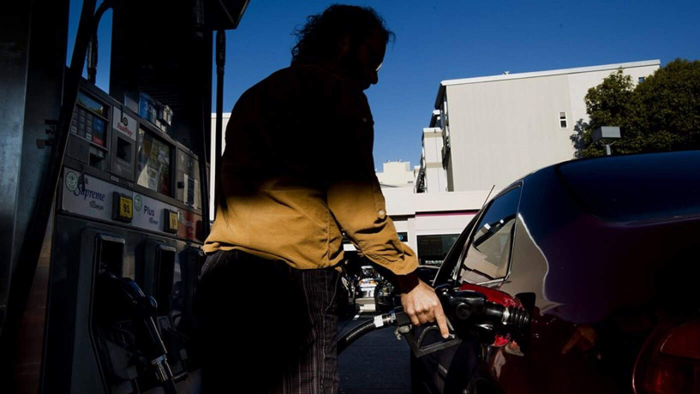 Preços dos combustíveis regressam às quedas