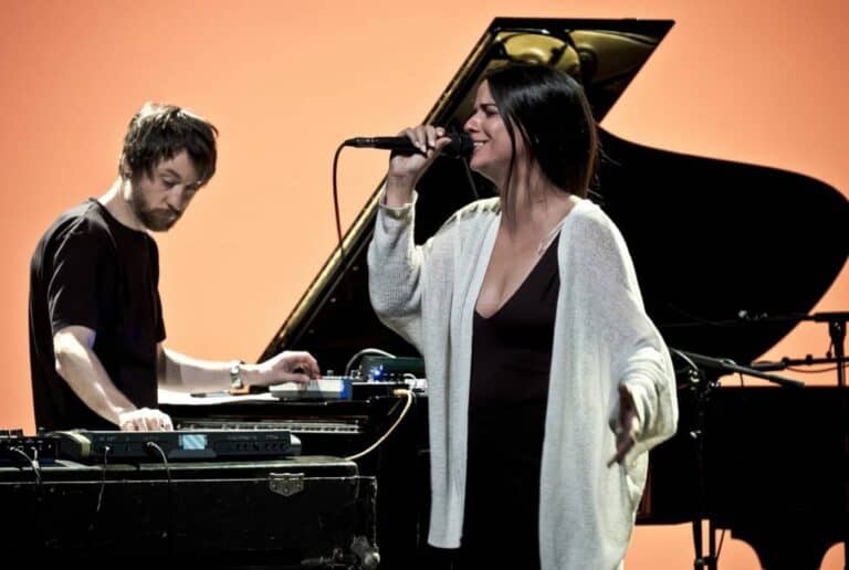 Amália sem guitarras, por Raül Refree e Lina