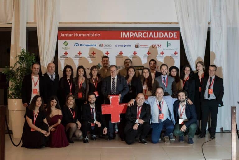 Verba do jantar humanitário da Cruz Vermelha direccionada para nova sede