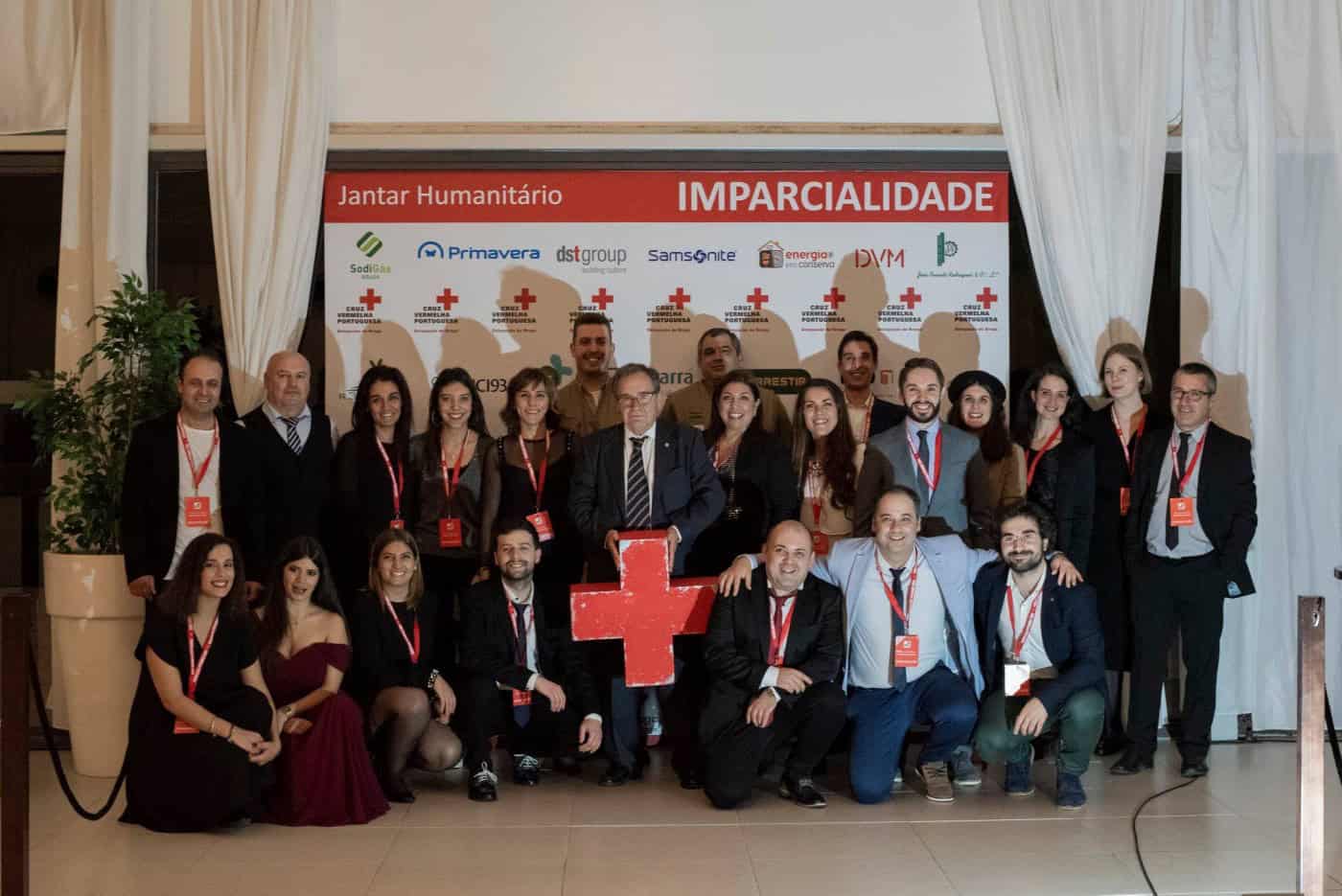 Verba do jantar humanitário da Cruz Vermelha direccionada para nova sede