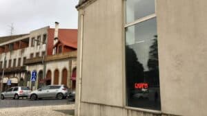 Panos pretos e manifestação para lembrar violência contra as mulheres