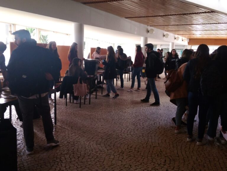 Estudantes aprovam alteração dos estatutos da AAUM