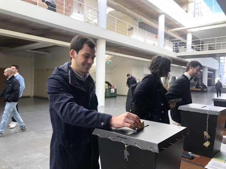 Rui Oliveira sucede a Nuno Reis; Abstenção mantém-se nos 84%