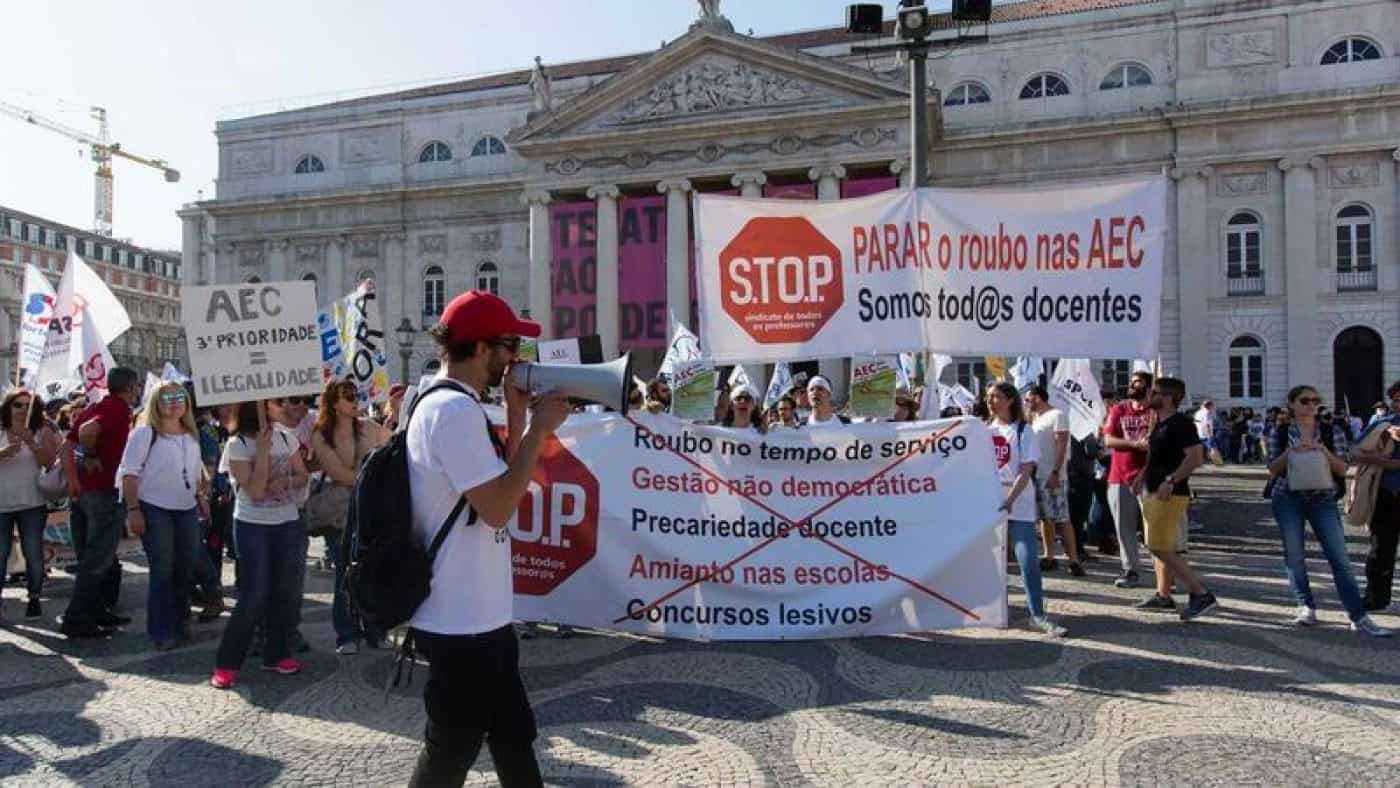 Professores contratados ainda não receberam subsídio de natal