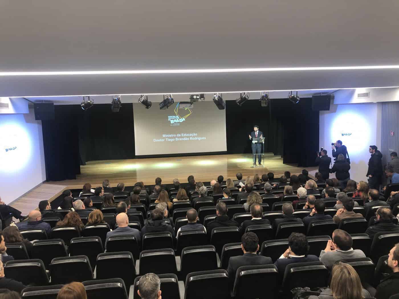 Ministro desafia Câmara a ceder camas do Centro da Juventude a alunos universitários