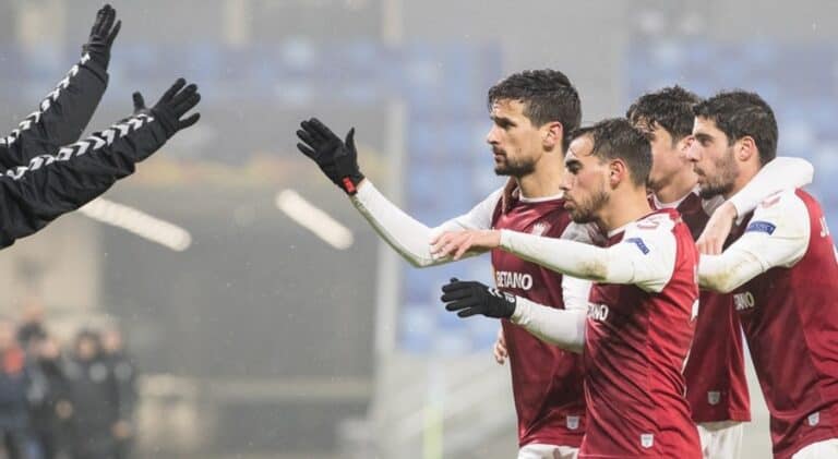 SCB imbatível na Europa soma triunfo e termina na liderança do grupo