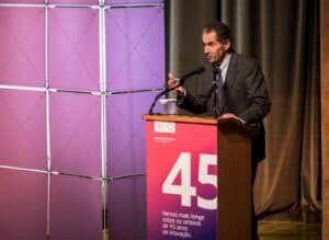 "Todos os edifícios públicos devem ser usados para alojar universitários"