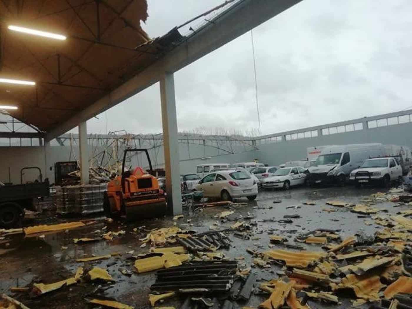 Cobertura de fibrocimento destruída preocupa cidadãos. CMG garante não haver perigo