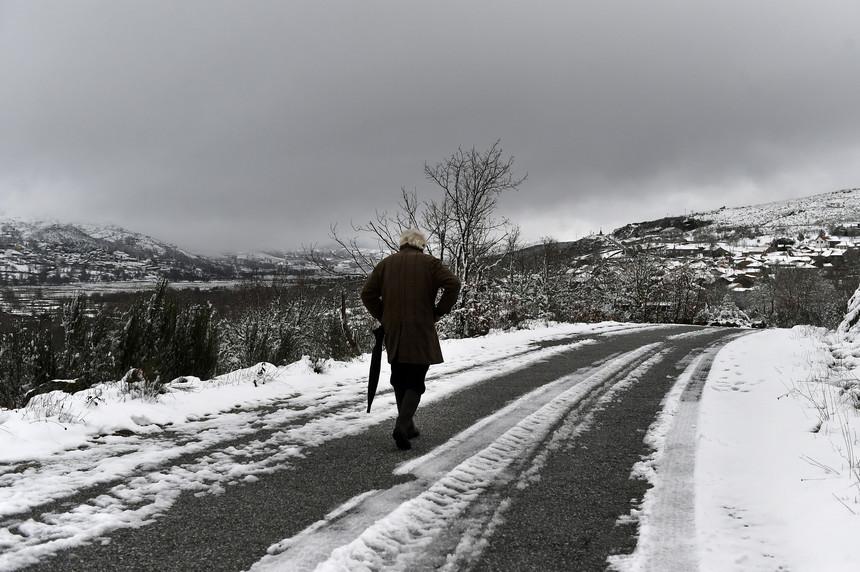 Neve acima dos 800 m coloca cinco distritos em alerta