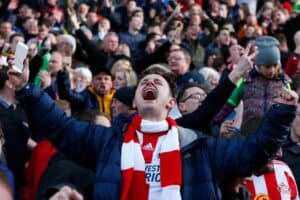 Cartão do adepto para afastar criminosos nas claques