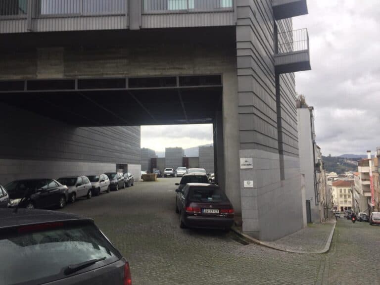 Rua Álvaro Miranda "vedada" ao público por condomínio