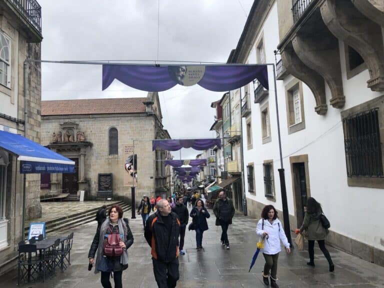 Semana Santa: hotéis esgotam mas chuva dificulta comércio