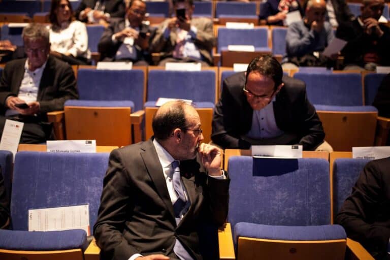 Reitor ouve e conversa com investigadores