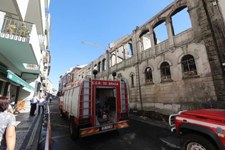 Rua do Carvalhal permanece encerrada ao trânsito