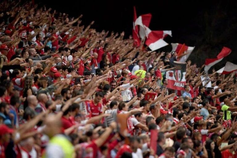 Salvador pede apoio dos adeptos nas bancadas
