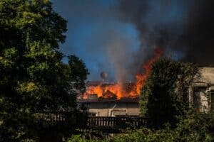 Incêndio destrói palacete devoluto no centro de Braga