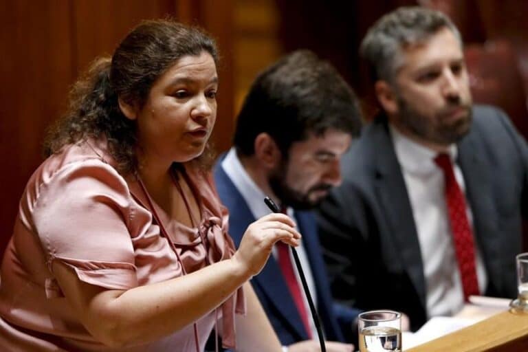 Alexandra Leitão conhece realidade escolar de Guimarães