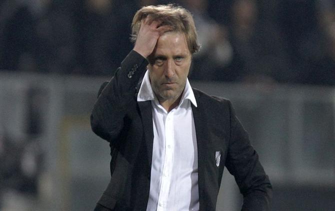 Pedro Martins deixa comando técnico do Vitória SC