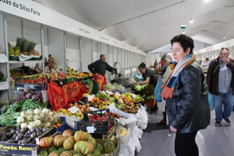 Comerciantes e clientes satisfeitos com Mercado temporário