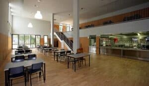 Funcionários manifestam-se à porta da Alberto Sampaio