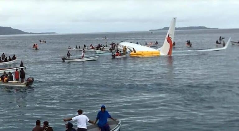 Avião da Air Niugini faz amaragem na Micronésia