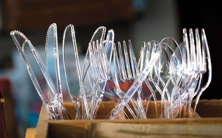 O princípio do fim de pratos e talheres de plástico