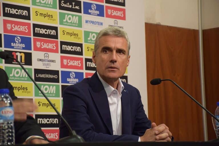 Luís Castro atribui favoritismo ao Vitória SC para o dérbi