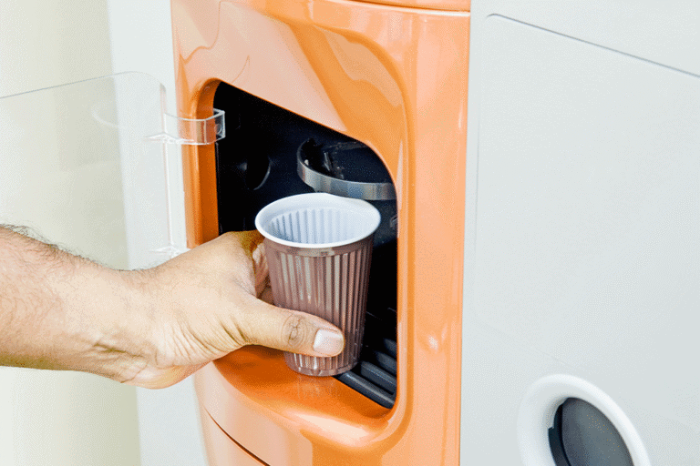 UMinho substitui 90 mil copos de plástico por papel