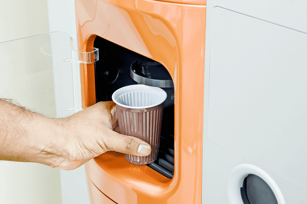 UMinho substitui 90 mil copos de plástico por papel