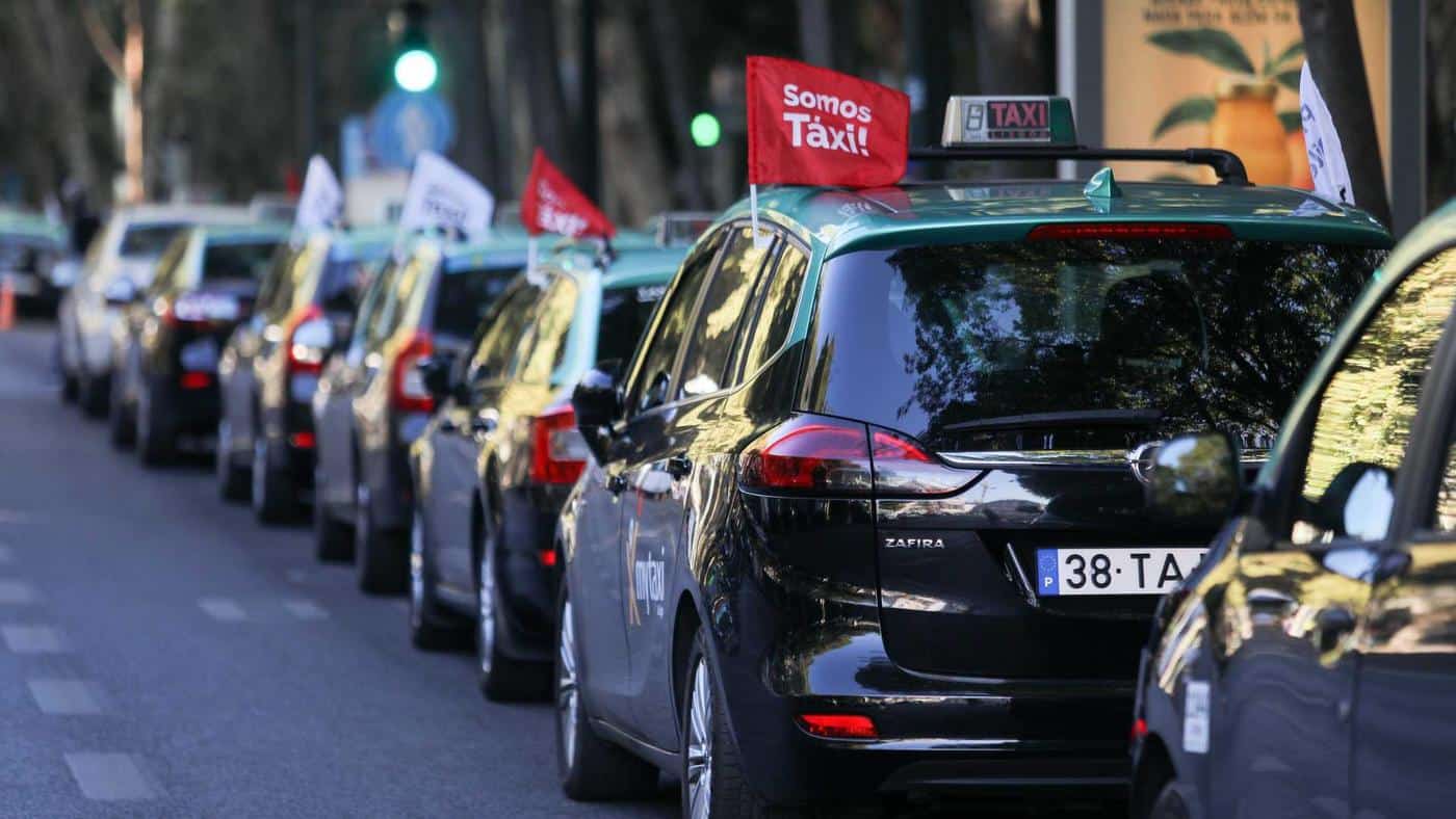 Taxistas manifestam-se frente à Assembleia da República