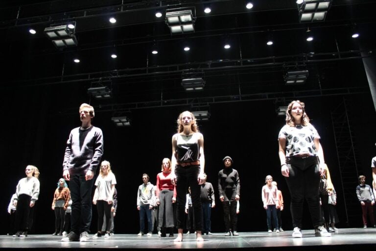 40 intérpretes dançam e cantam no "Humanário" de Rui Horta