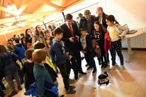 Crianças idealizam máquinas que os jovens tornam reais