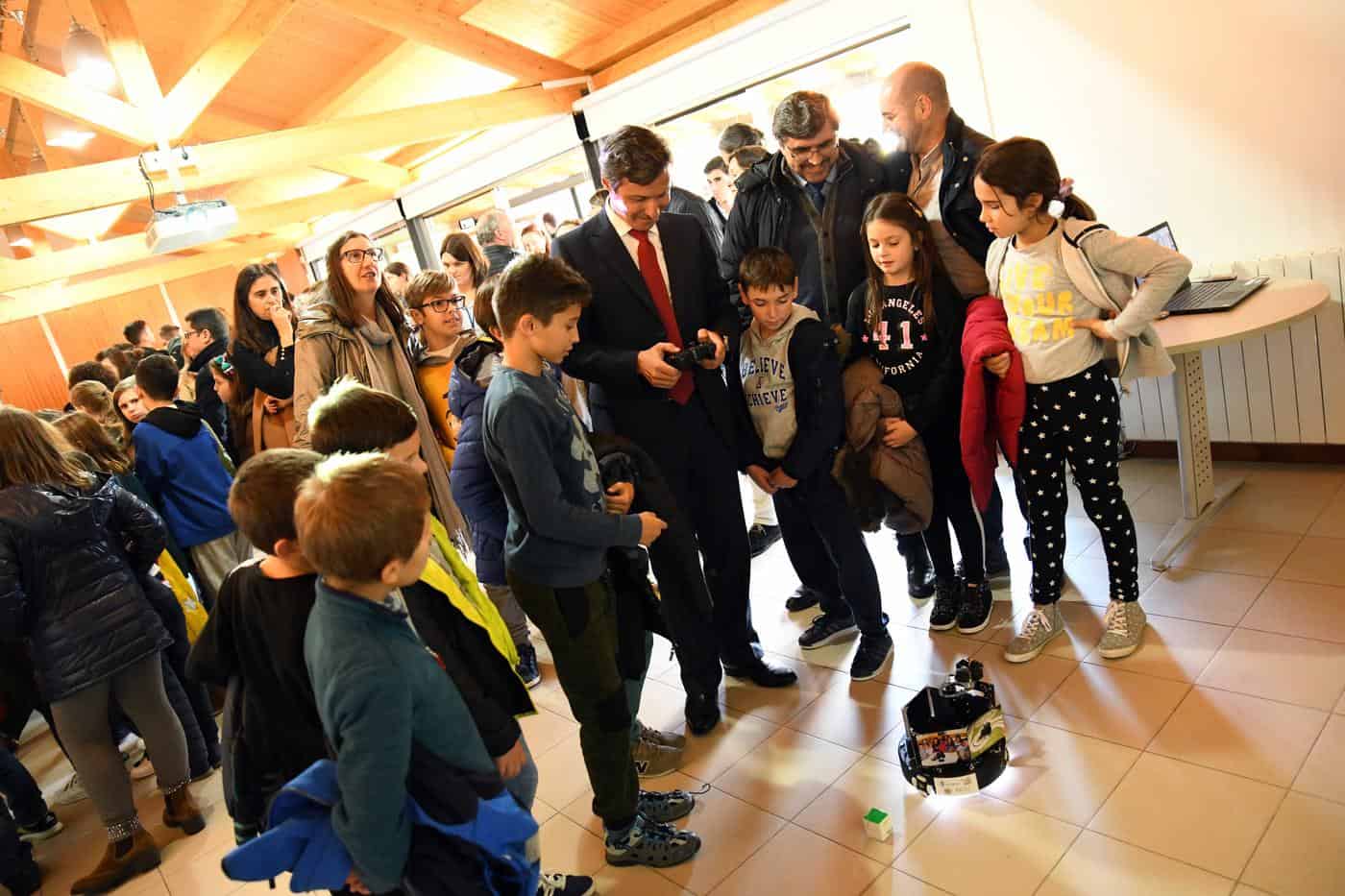 Crianças idealizam máquinas que os jovens tornam reais