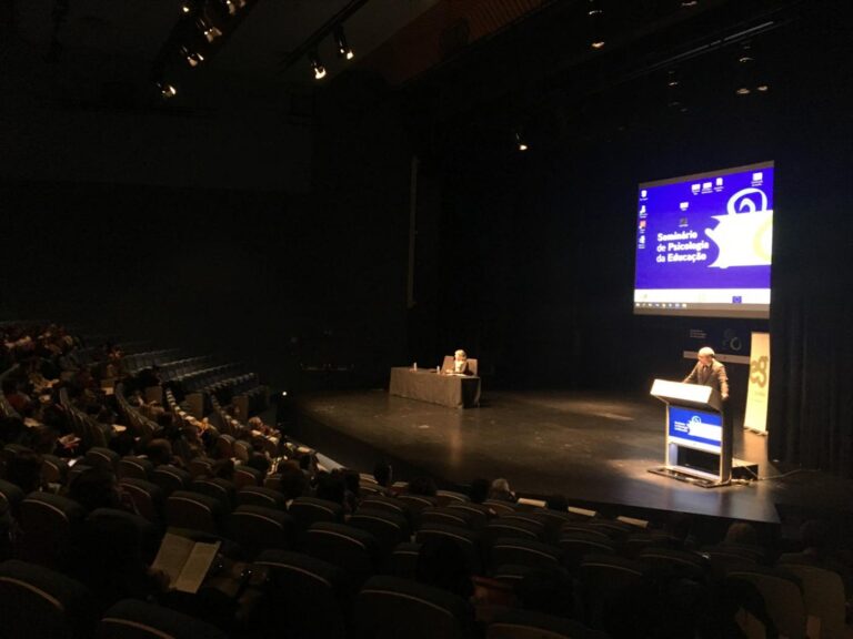 Bastonário defende reforço de psicólogos nas escolas