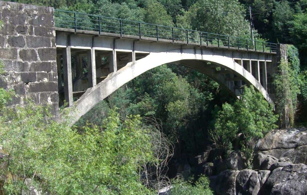 Ponte da Parada mostra que o país está por arames - CDS